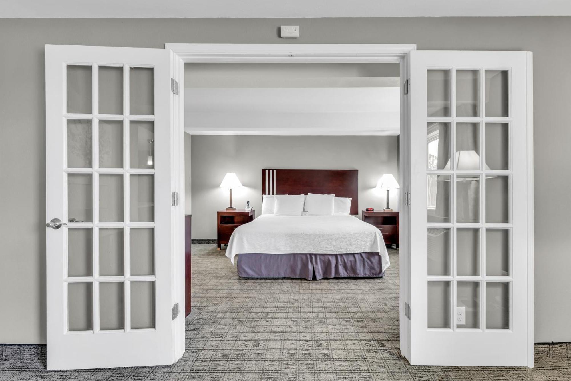 Eastlake Suites Hotel & Conference Center By Oyo Urbana Champaign Exterior photo