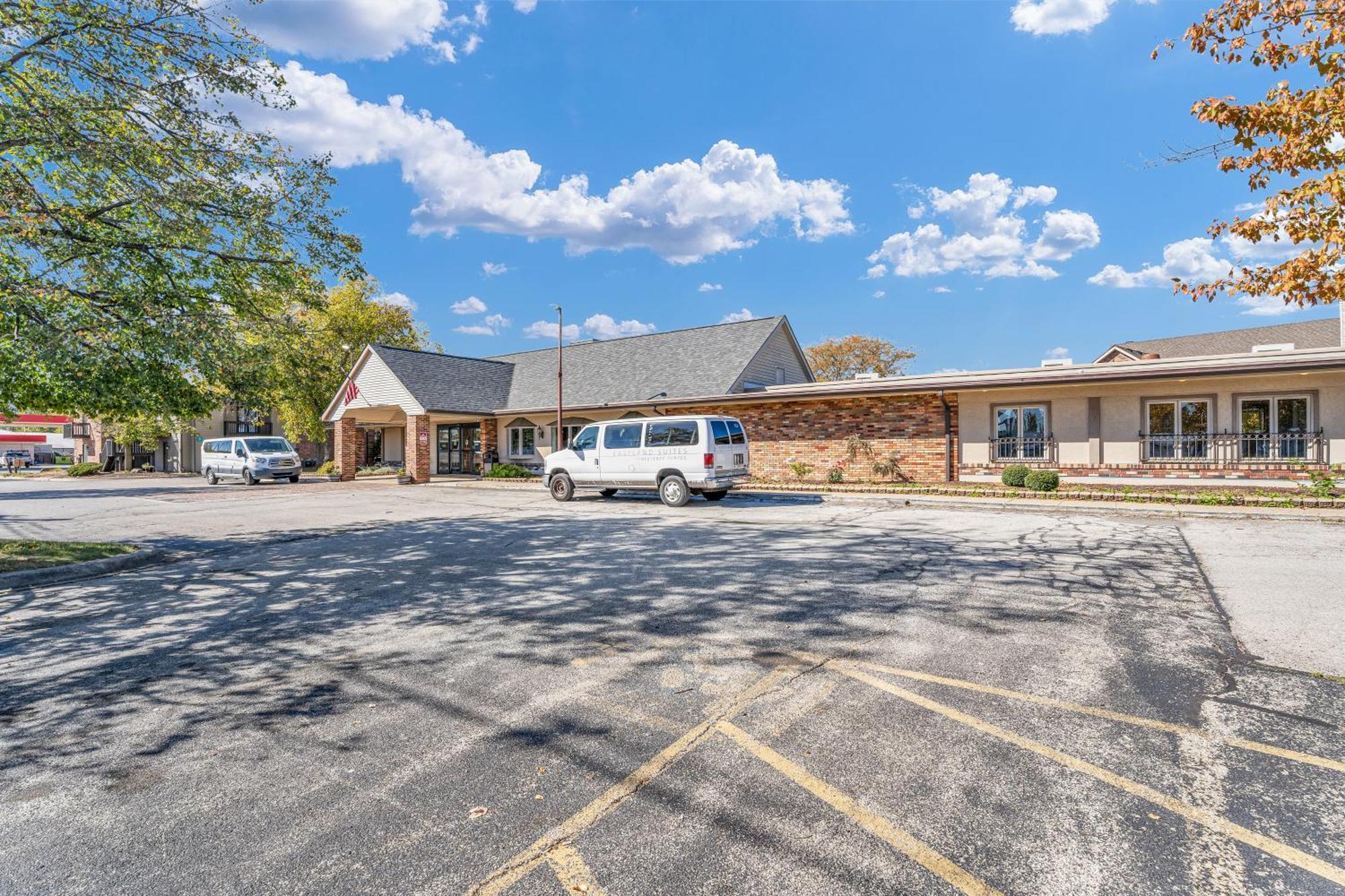Eastlake Suites Hotel & Conference Center By Oyo Urbana Champaign Exterior photo