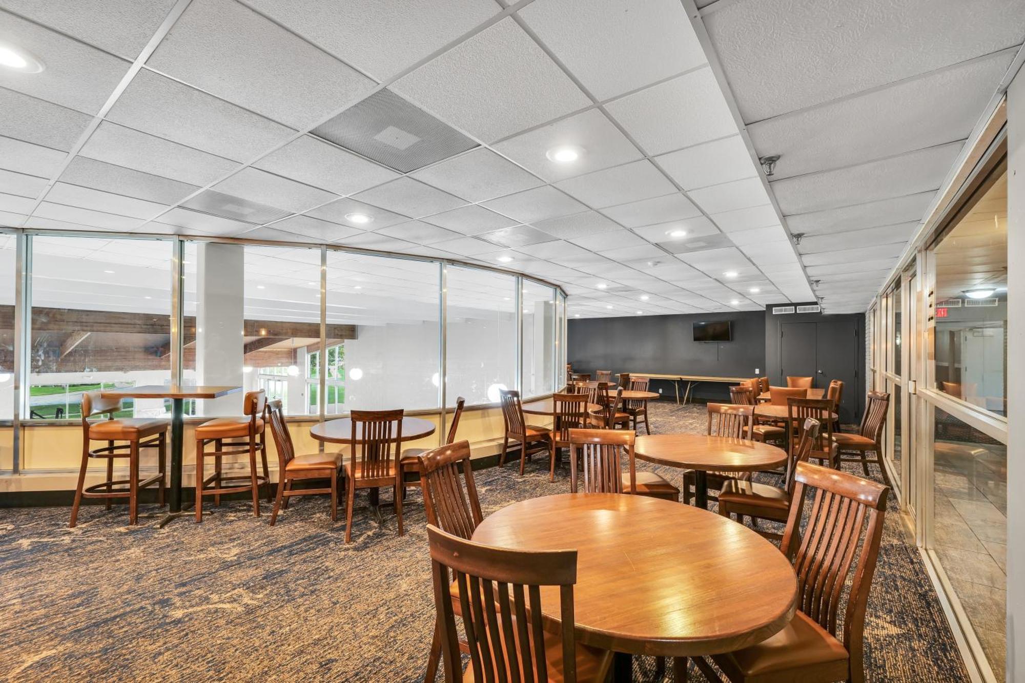 Eastlake Suites Hotel & Conference Center By Oyo Urbana Champaign Exterior photo